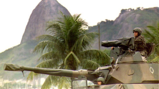 Tanque em grande avenida do Rio de Janeiro durante treinamento para conveção da ONU sobre o meio ambiente em 1992