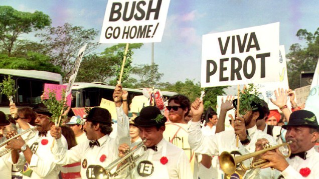 Manifestantes protestam nas ruas do Rio de Janeiro, contra a resistência do presidente George Bush em assinar o tratado de biodiversidade durante a ECO-92