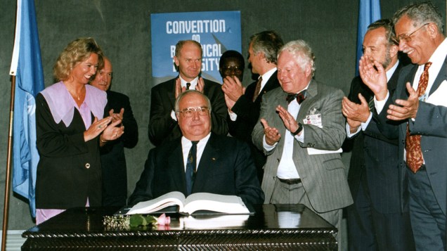 Chanceler alemão Helmut Kohl após assinar o tratado da biodiversidade no Rio de Janeiro em 1992