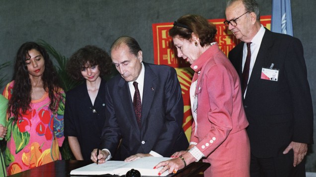 Presidente da França, François Mitterrand, assina a convenção de mudanças climáticas da ONU no Rio de Janeiro em 1992