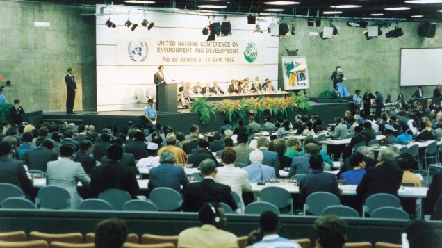 Maurice Strong, secretário geral da ECO-92, Boutros-Ghali, secretário geral da ONU e Fernando Colllor de Mello, presidente da República, sentados em primeiro plano, ouvindo o discurso de Aníbal Cavaco Silva, primeiro-ministro de Portugal, na conferência da ONU durante a ECO-92, no auditório principal do Riocentro, no Rio de Janeiro em 1992