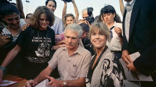 A atriz Jane Fonda e seu marido Ted Turner, fundador da CNN, escrevem mensagem ecológica durante visita ao Fórum Global, no Rio de Janeiro, em 1992