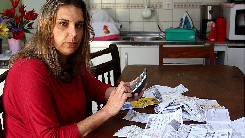 Após 'susto' no cartão de crédito, a diarista Adriana Donizete da Silva passou a controlar mais seus gastos