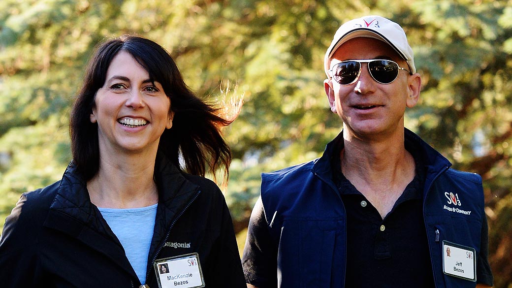 CEO da Amazon, Jeff Bezos, e sua mulher Mackenzie Bezos