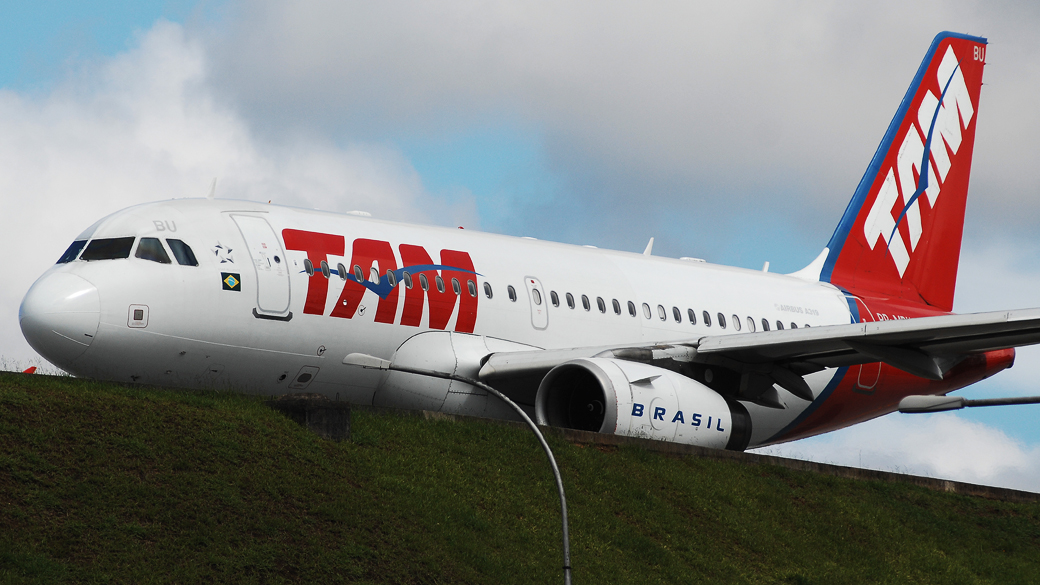Tam foi a empresa com maior participação no mercado, com uma fatia de 38,37% do total, seguida pela Gol (37,49%), Azul (16,81%) e Avianca (7,34%)