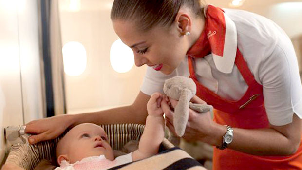 Companhia aérea disbonibiliza serviço de babá em voo