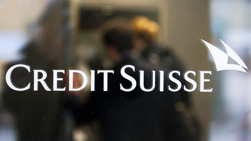 Logotipo do banco suíço Credit Suisse em um edifício em Berna