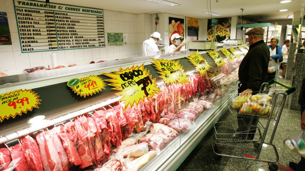 O item carnes subiu 2,34% e foi destaque de alta no setor de Alimentação e Bebidas