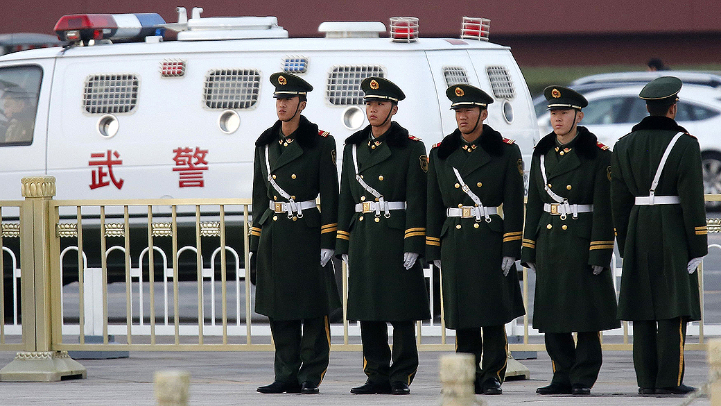 Polícia garante segurança na praça Tiananmen, onde será realizada a cerimônia de encerramento do plenário do Partido Comunista