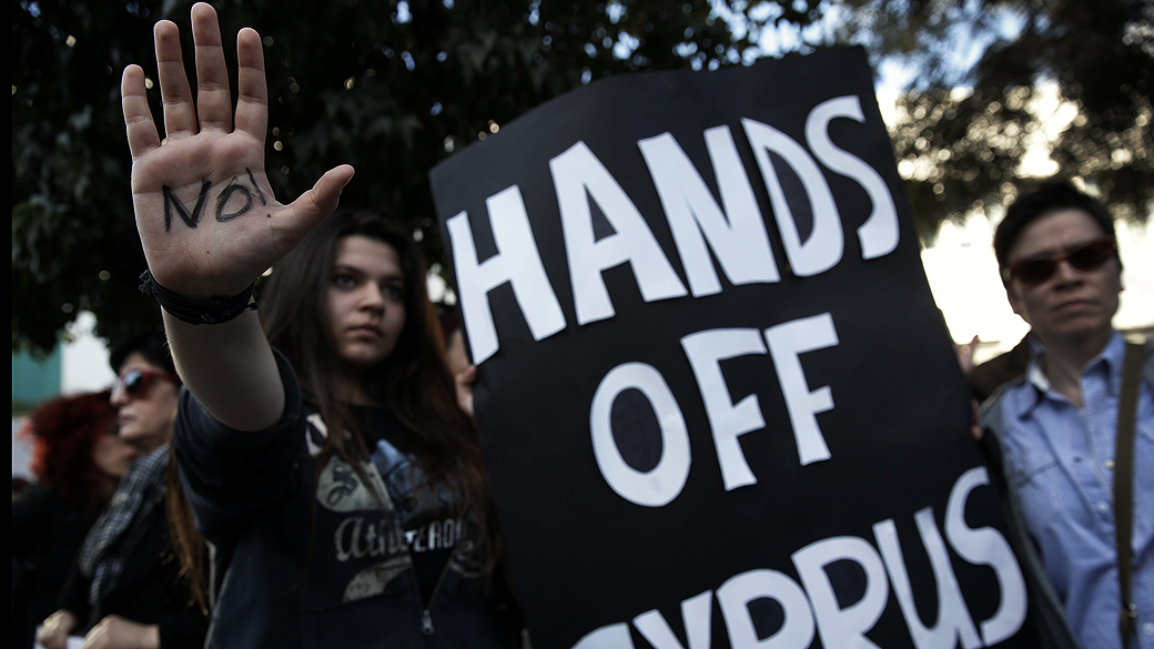 Manifestantes protestam contra a votação do pacote de resgate do Chipre, na Europa