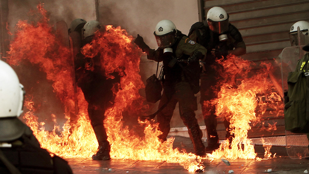 Em outubro, violentos confrontos tomam conta das ruas de Atenas
