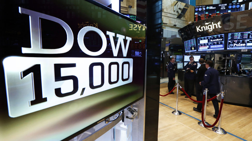 Televisão mostra os 15 mil pontos da Dow Jones