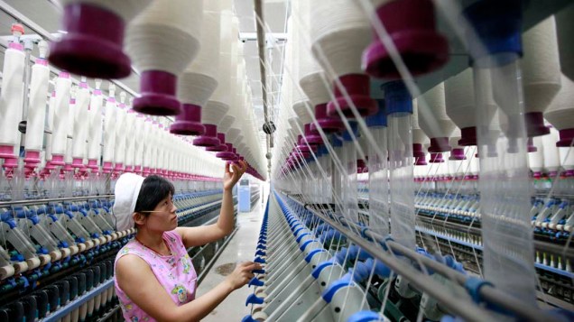Trabalhadora em fábrica de tecidos na cidade chinesa de Huaibei