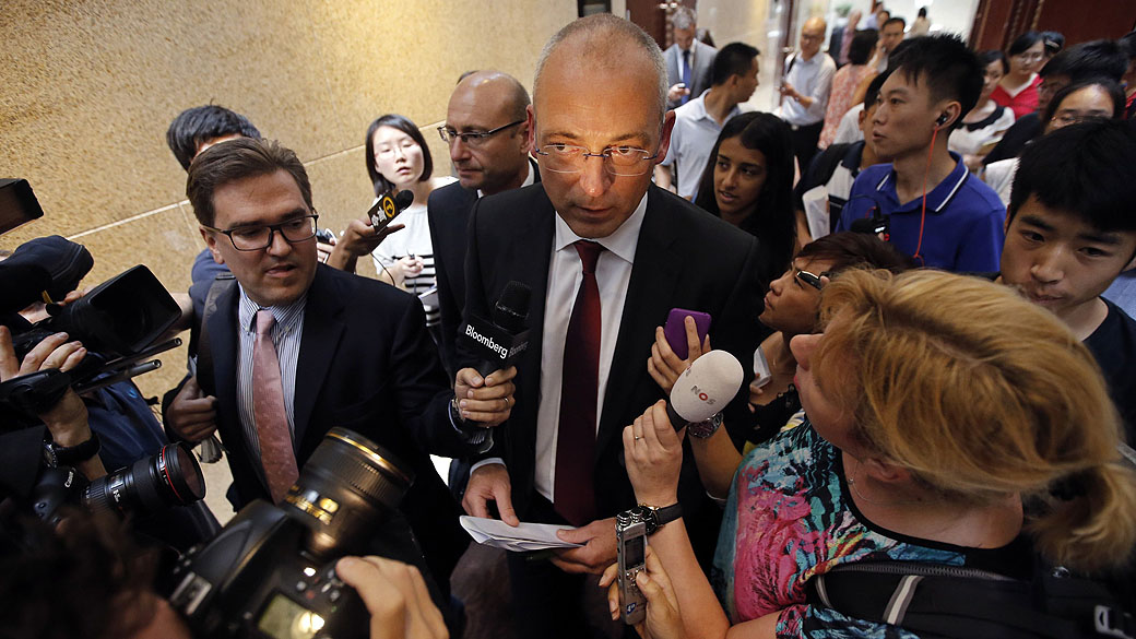 Chefe Executivo da Fonterra, Theo Spierings, sai de uma coletiva de imprensa em Pequim. Theo Spierings, disse que os produtos lácteos de duas empresas que utilizam matérias-primas são seguros, porque todas as bactérias seriam mortos durante o processamento, e reiterou que a segurança alimentar era a sua prioridade