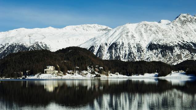 O belo cartão postal da estação de esqui de ST Moritz