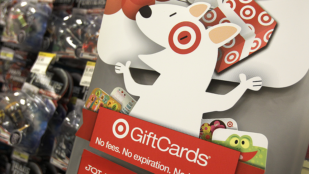 Cartaz anuncia as vantagens do gift card na loja Target em Mayfield Hts., Ohio