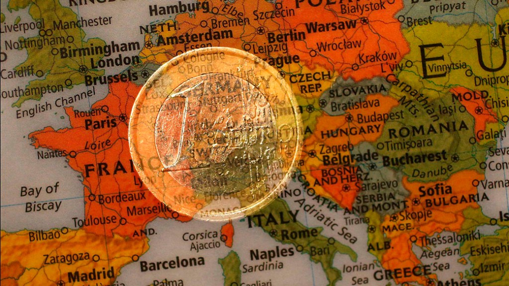 Imagem ilustrativa contendo a moeda de euro sobre o mapa da Europa