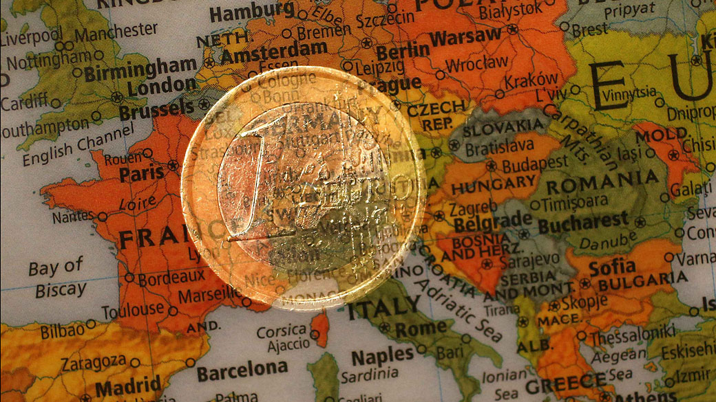 Em comparação com o mesmo período do ano passado, a economia encolheu 0,4%, após recuar 0,6% no segundo trimestre.