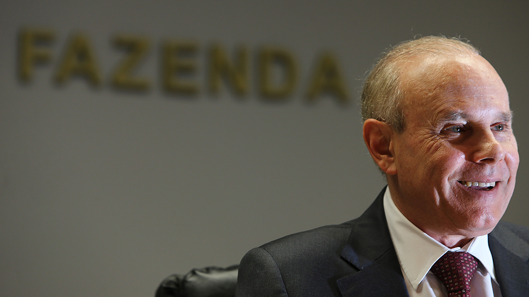 O ministro da Fazenda, Guido Mantega, durante anúncio do superavit primário nesta sexta-feira (03), em Brasília