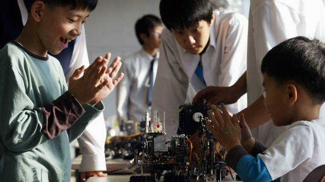 Estudantes durante competição de robótica em Ilsan, Coreia do Sul
