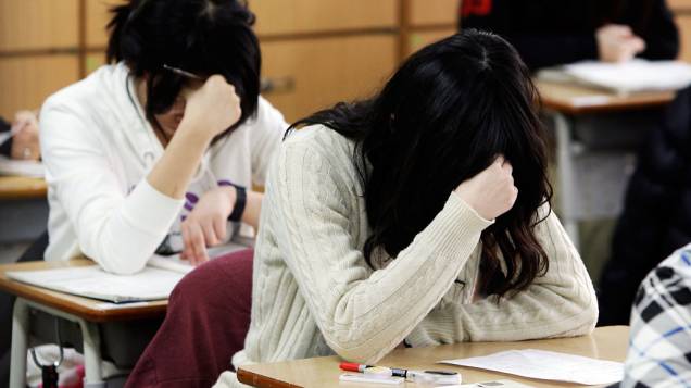 Estudantes durante prova na Coreia do Sul, país referência em educação