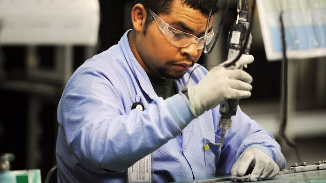 Homem trabalha em uma linha de montagem de componentes eletrônicos em Tijuana, no México