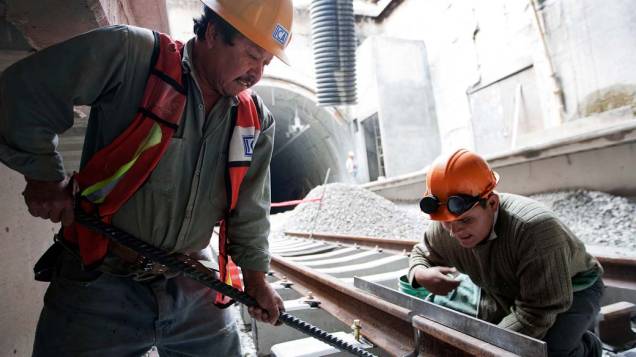  <br><br>  Operários trabalham na ampliação do metrô da Cidade do México<br> <br><br>   