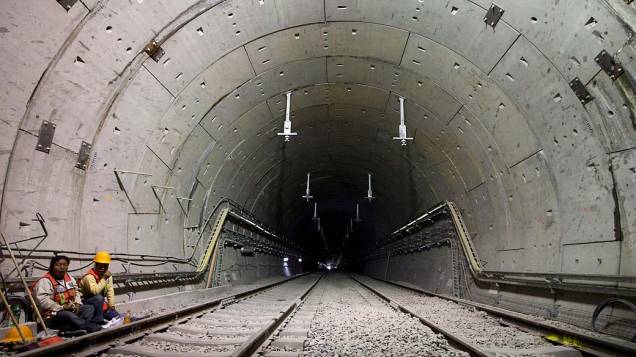 Operários trabalham na ampliação do metrô da Cidade do México