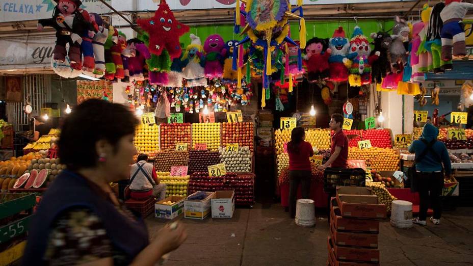 Clientes compram na Central de Abasto, o principal mercado de produtos no atacado da capital, no bairro de Iztapalapa, Cidade do México