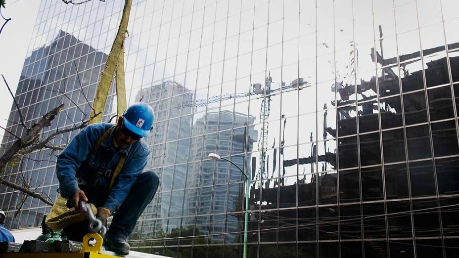 Operários trabalham em um novo edifício de escritórios em construção na Cidade do México