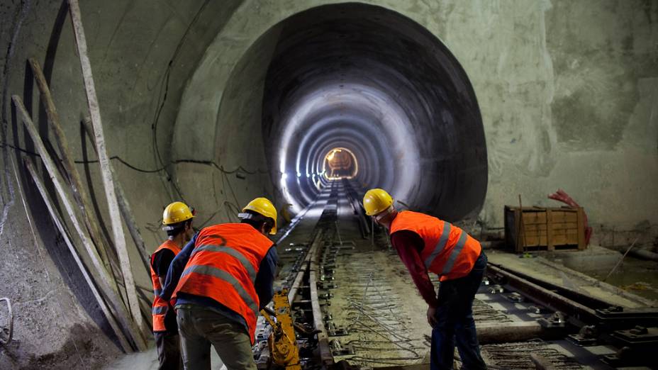  <br><br>  Operários trabalhando na construção da linha de metro Kadikoy-Kartal em Istambul, Turquia<br><br>  