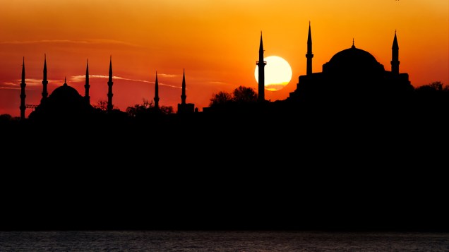 A Mesquita Azul e o templo Hagia Sophia durante o pôr do sol