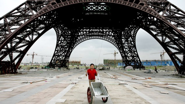 Base da réplica da Torre Eiffel, construída na província de Tianducheng, na China