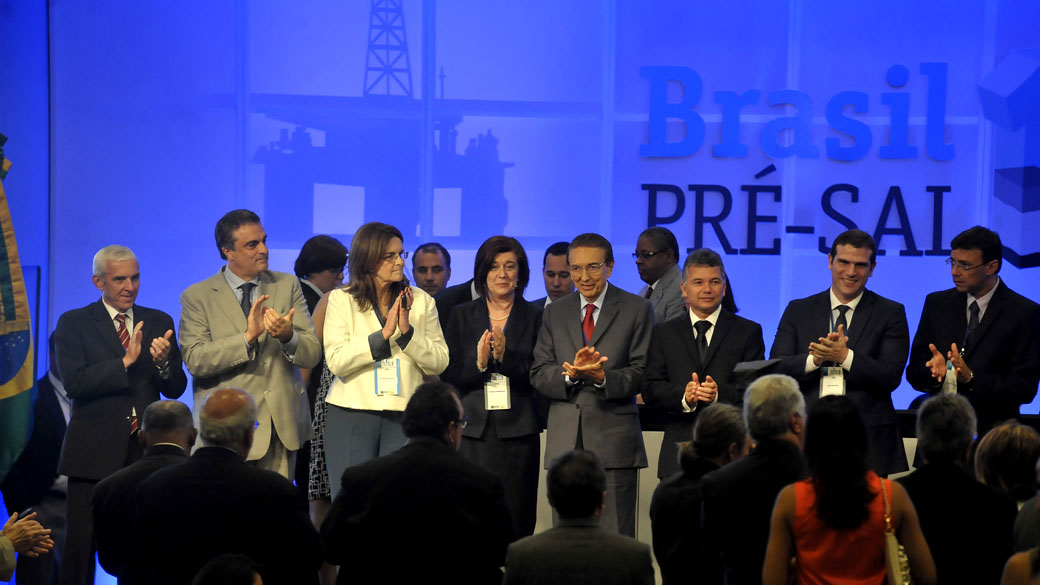 Autoridades e representantes das empresas do consórcio vencedor do leilão do campo de Libra