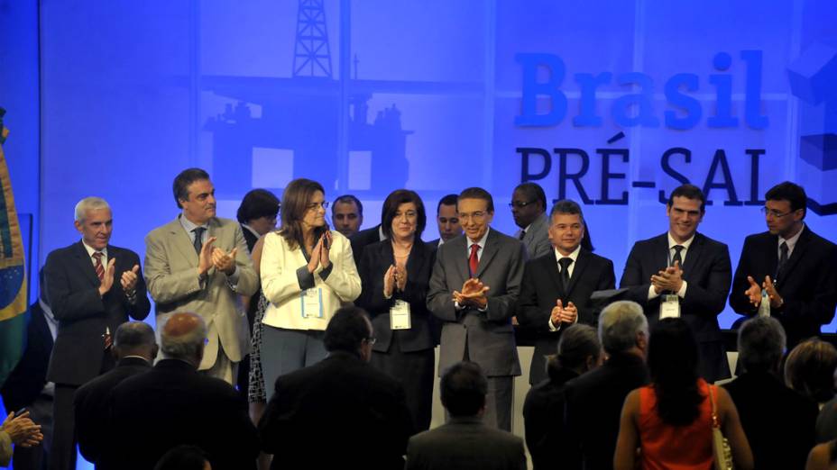 Ministro da Justiça, José Eduardo Cardozo, a presidente da Petrobras, Maria das Graças Foster, a diretora-geral da ANP, Magda Chambriand, e o ministro de Minas e Energia, Edison Lobão, sobem ao palco ao lado de representantes das empresas que integram o consórcio vencedor da licitação do Campo de Libra