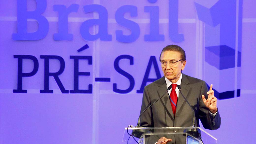 Ministro de Minas e Energia, Edison Lobão durante o leilão do Campo de Libra do pré sal, no Rio