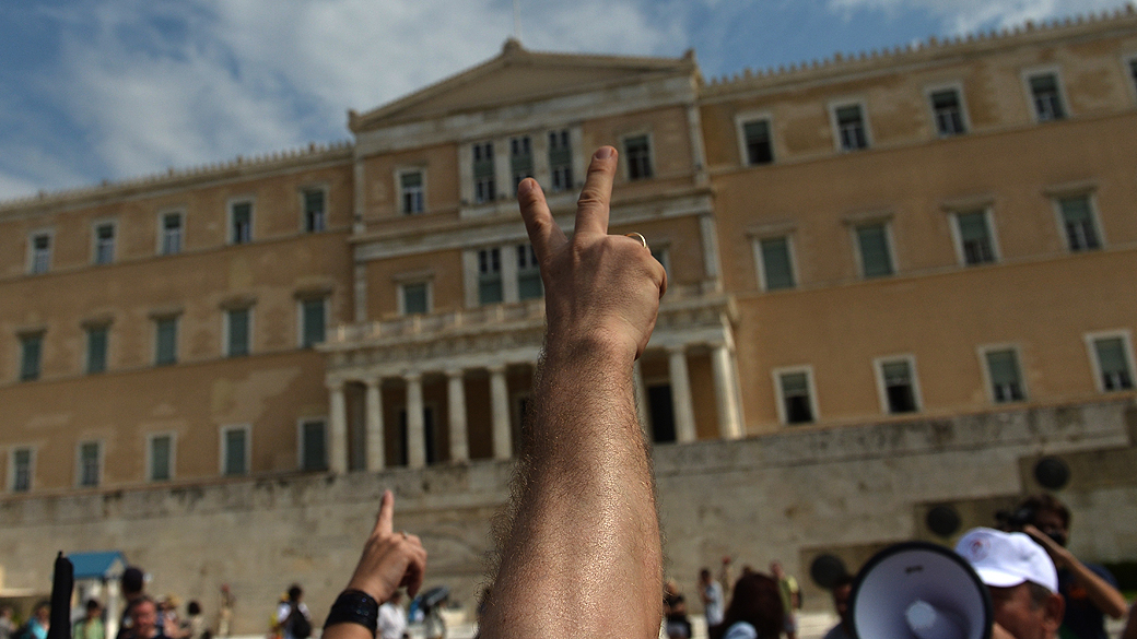 Manifestantes protestam em frente ao parlamento grego, em Atenas