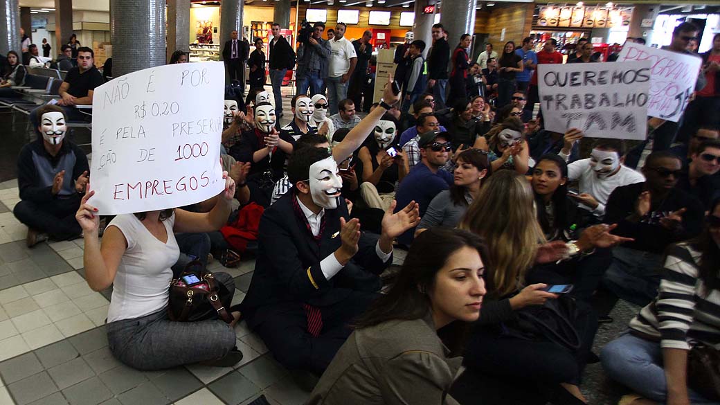 Funcionários da TAM realizam protesto contra possíveis demissões de funcionários, no Aeroporto de Congonhas, Zona Sul de São Paulo