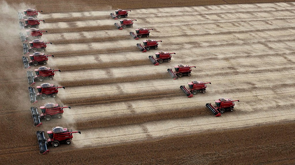 Máquinas enfileiradas antes da colheita de soja em fazenda em Tangará da Serra, em Mato Grosso