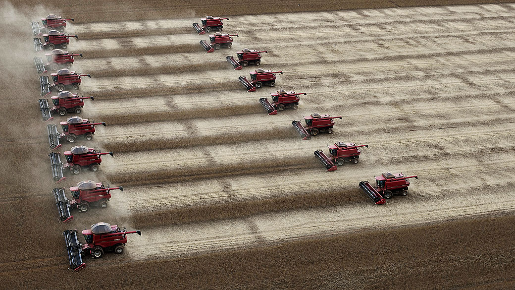 Máquinas enfileiradas antes da colheita de soja em fazenda em Tangará da Serra, em Mato Grosso