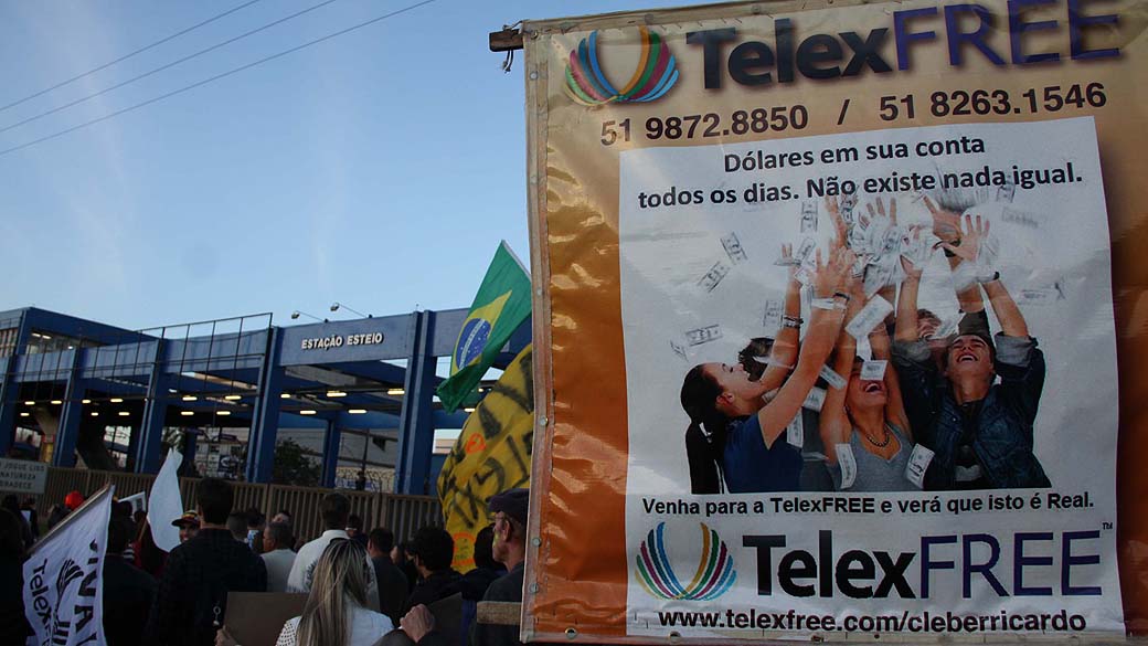 Cerca de 300 manifestantes bloquearam a BR 116, em frente ao Parque de Exposições Assis Brasil em Esteio (RS), durante protesto contra a decisão da juíza do Acre que suspendeu as contas bancárias da empresa Telexfree em todo o país, em 02 de julho