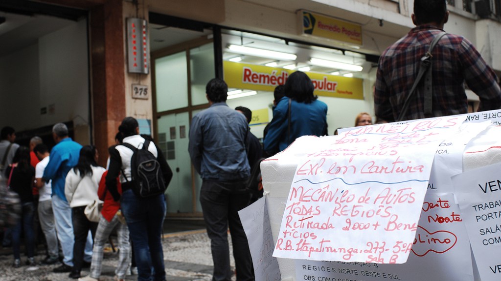 MERCADO DE TRABALHO - Rua 24 de Maio no centro de São Paulo várias agências de emprego colam cartazes com oferta de trabalho