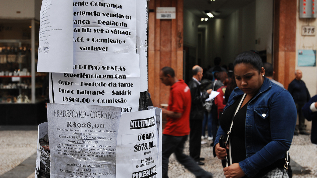 MERCADO DE TRABALHO - Rua 24 de Maio no centro de São Paulo várias agências de emprego colam cartazes com oferta de trabalho