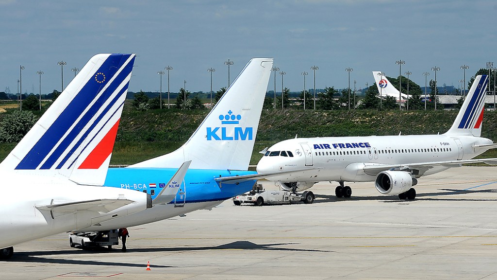 Aviões da Air France e da KLM, parte da Air France-KLM Group, no aeroporto Roissy Charles de Gaulle, em Paris
