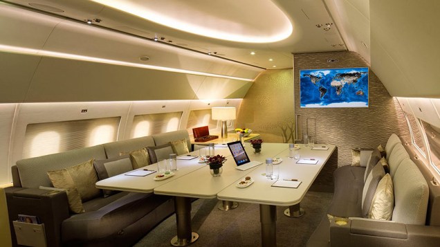 O Emirates A319 é dividido em duas partes principais. A primeira é um amplo lounge, próximo à cabine do piloto