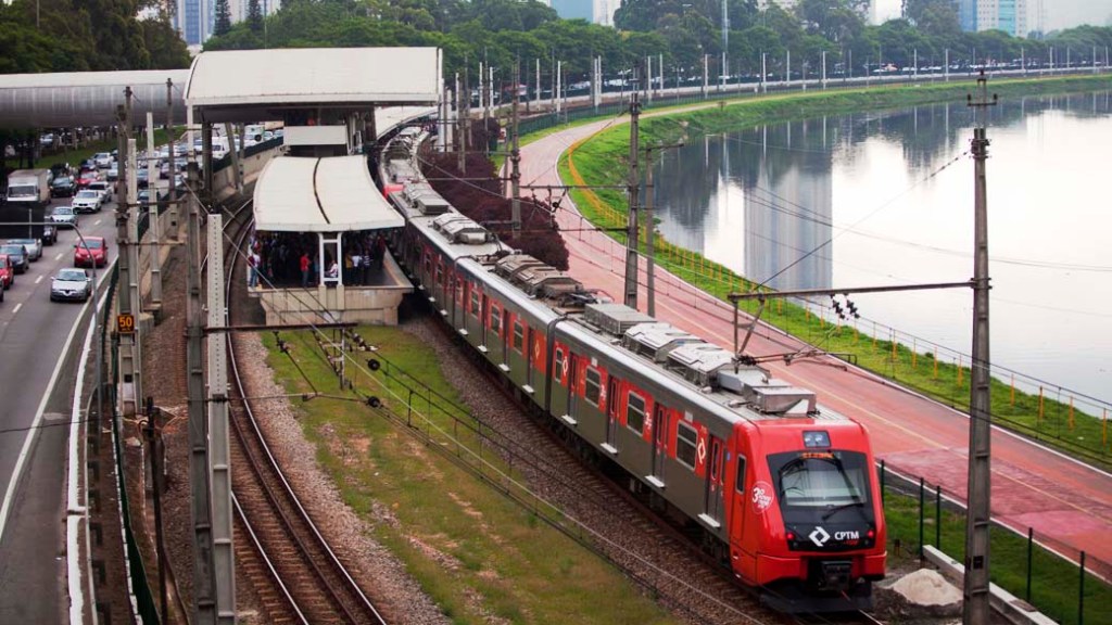 Trem da CPTM na estação Morumbi em São Paulo