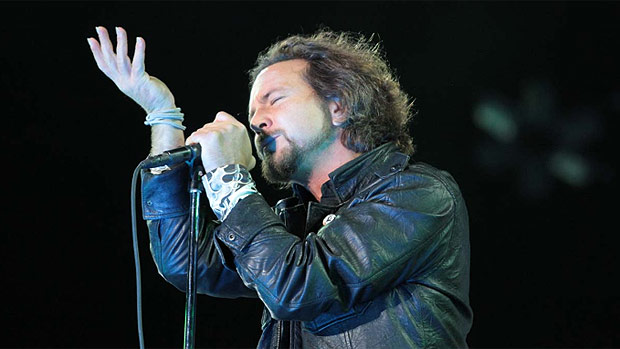 Eddie Vedder, vocalista do Pearl Jam, em show no estádio do Morumbi, em São Paulo