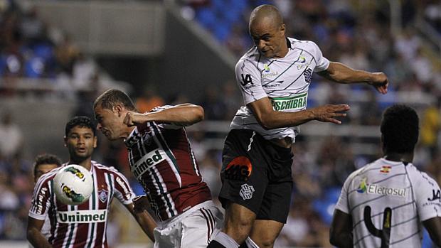 Edinho, do Fluminense, disputa bola pelo alto com Júlio César durante empate no Engenhão