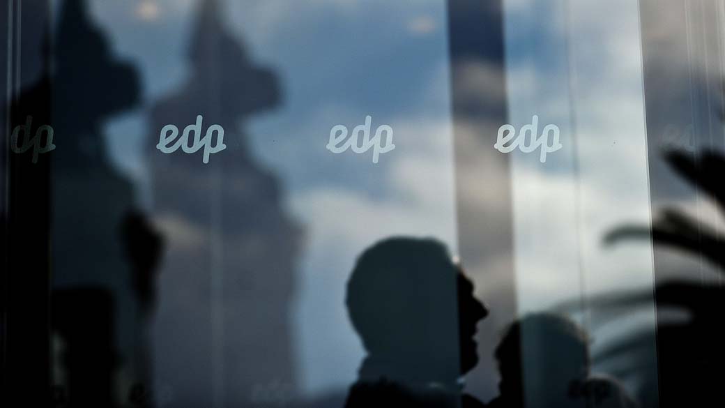 Reflexo de homem sob o logo da "EDP" na central da Eletricidade de Portugal no Marques do Pombal, Lisboa