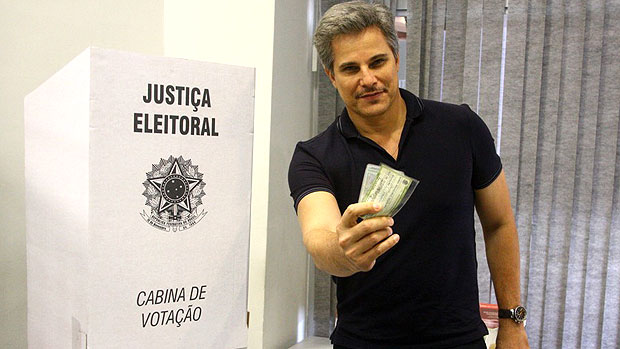 Edson Celulari mostra seus documentos ao votar, em São Conrado, no Rio. 03/10/2010 - Daniel Delmiro e Wallace Barbosa/ AgNews